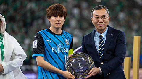 Chủ tịch VFF Trần Quốc Tuấn dự khán và trao giải AFC Champions League 